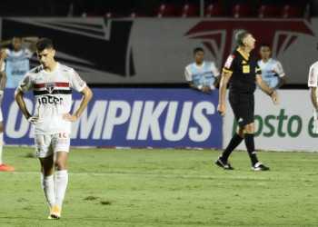 Inter goleia o São Paulo no Morumbi e assume a ponta do Brasileirão